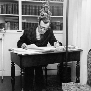 Michał Spisak in his flat in Paris 1962-02-26 (phot. Sławny)